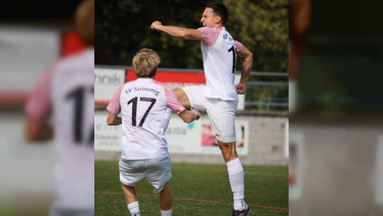 Auch beim 4:2-Derbysieg in Blankenrath durfte Aufsteiger SV Strimmig jubeln: Hier feiert Neuzugang und Rückkehrer Robin Gründer