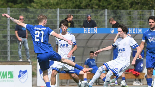 Bad Bodendorfs Lukas Bell (vorn links in Blau) im Kampf um den Ball gegen Heimersheims Luca Sahm (vorn in Weiß) - das Ahr-Derby