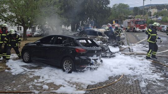 Drei Autos gerieten am Freitagnachmittag unweit des Koblenzer Saarplatzes in Brand. Die Feuerwehr war sofort an Ort und Stelle.