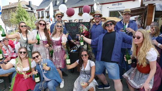 In top Laune war auch diese Truppe beim Walporzheimer Weinfest. In top Laune war auch diese Truppe beim Walporzheimer Weinfest.
