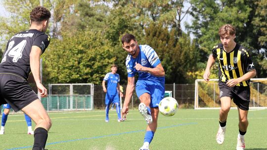 Beim Derby zwischen dem FC Arzheim (schwarze Trikots) und dem TuS Niederberg (in Blau) musste sich Arzheim nach einem 1:1-Pausen