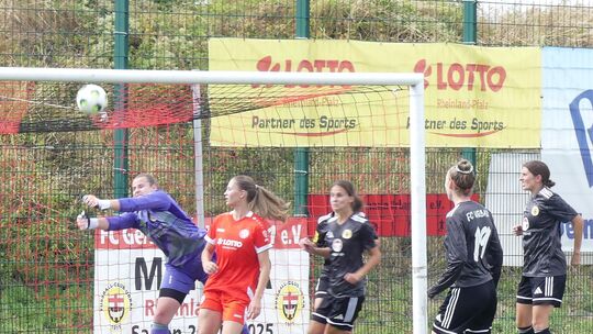 Vor allem in der Defensive waren die Fußballerinnen des FC Urbar (schwarze Trikots) im ersten Saisonspiel gegen starke Mainzerin