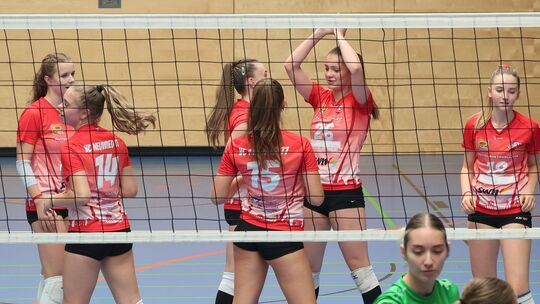 Die Spielerinnen des VC Neuwied 77 nahmen es kürzlich beim Frames Cup mit hochkarätigen Gegnerinnen auf.