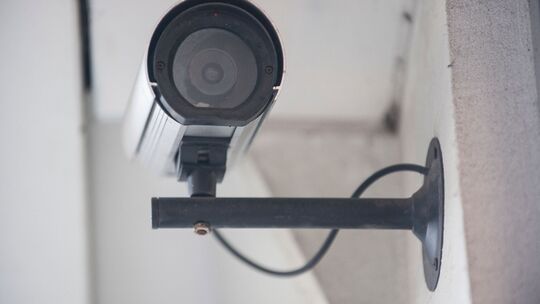 Überwachungskamera hängt an einem Gebäude