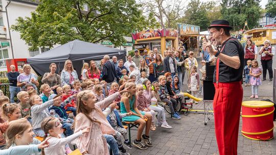„Miracelix“ Norbert Wierschem begeisterte die jungen Zuschauer mit seinen Zaubertricks im Rahmen der Windhagener Kirmes.