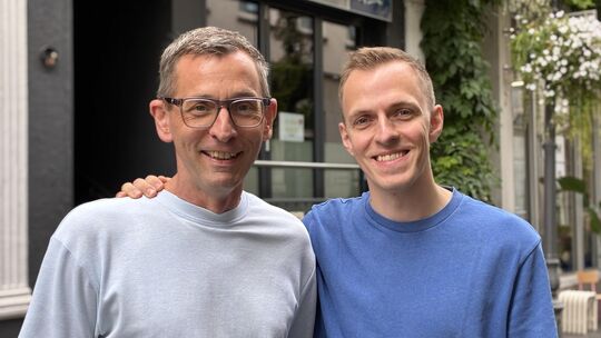 Betreiber Jens Prangenberg (links) und Wirt Marcel Witt (rechts) erzählen, wie es zum Aus für die queere Szenebar Kurioos in der