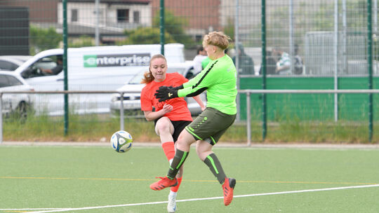 Ein Tor von Lisa Kilian (orangenes Trikot) war für die Kickerinnen des SV Diez-Freiendiez zu wenig, um vom Saisonauftakt Zählbar