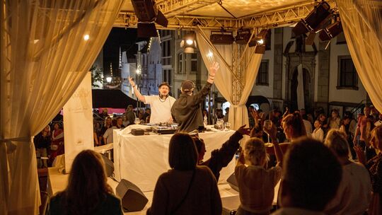 Vom weißen Pavillon in der Mitte des Alten Marktes in Hachenburg aus bescherte das Duo „Winterkind“ den vielen Besuchern der zwe