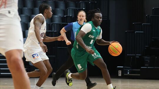 Tyren Moore (am Ball) gab beim 88:81-Testspielsieg gegen Gießen sein Debüt im Trikot der EPG Baskets Koblenz.