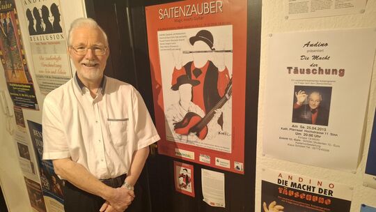 Andinos Wände sind mit allerhand Aufführungsplakaten tapeziert.