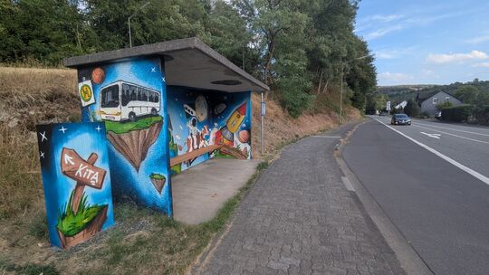 Jugendliche haben die Bushaltestelle in Freusburg direkt an der B62 mit Graffitis aufgewertet.