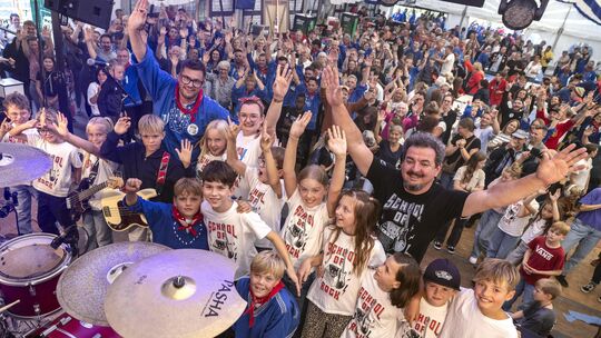 Die „Oldtown School of Rock“ der Grundschule Altstadt begeisterte am Sonntag die vielen großen und kleinen Kirmesbesucher.