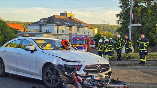 Heftiger Zusammenstoß in Bad Sobernheim: In der Eckweilerstraße kollidierten am Sonntagabend ein Motorrad und ein Mercedes im Ei
