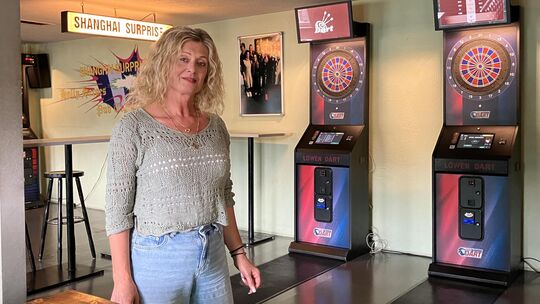 Seit 33 Jahren steht die Griechin Eftychia „Effi“ Katsanou in der Kirchener Hauptstraße 33 hinter dem Tresen des Hollywood Pub.