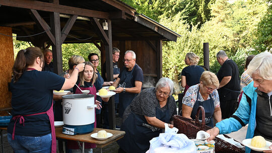 Alle Hände voll zu tun hat das Kloßteam, wenn am Kirmessonntag die handgemachten gefüllten Klöße mit Apfelmus und Soße verteilt