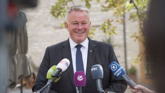 Seit 100 Tagen ist die neue Landesregierung von Ministerpräsident Gordon Schnieder (CDU) im Amt. Die schwarz-rote Koalition zog