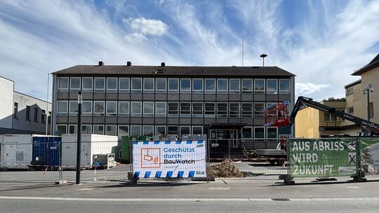 Das Rathaus in Wissen hatte ein undichtes Flachdach und sollte saniert werden. 25 Jahre später steht es vor dem Abriss.