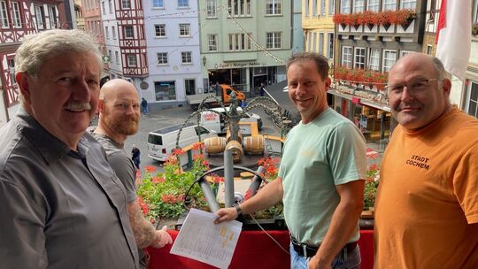 Die Vorbereitungen für das Cochemer Weinfest sind bereits seit einigen Wochen im Gange. Kabelbrücken, Bühnen und Weinstände befi Die Vorbereitungen für das Cochemer Weinfest sind bereits seit einigen Wochen im Gange. Kabelbrücken, Bühnen und Weinstände befi