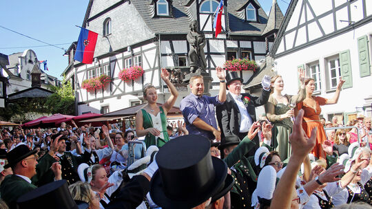 Spätestens beim Weinhex-Lied schäumt die Stimmung beim Moselfest traditionell über. Zehn Tage am Stück gibt es viel Programm in