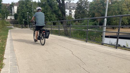Im oberen Teil der Rampe, die die Koblenzer Rheinanlagen mit dem Oberwerth verbindet, sind Risse. Dabei ist das Bauwerk erst kna