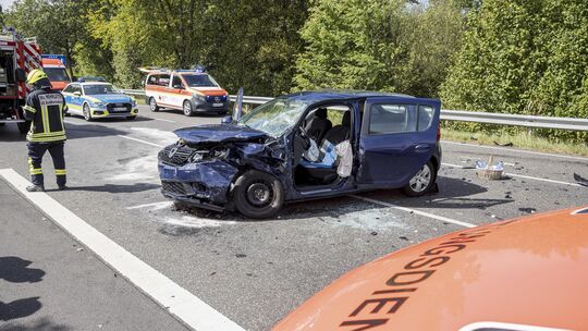Bei einem schweren Unfall auf der L281 hat eine Beifahrerin schwere Verletzungen erlitten.