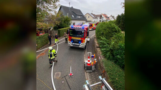 Bei dem Feuer in einem Haus in Birkenfeld mussten die Einsatzkräfte die Strecke zum Brandort zu Fuß überwinden. Ein befahren des