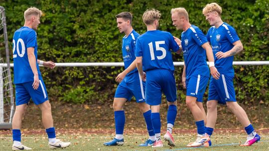 Sechs mal kamen die Spieler der SG Weitefeld im Ligaspiel beim SV Windhagen zum Jubeln zusammen. Im Pokal kommt nun der VfB Wiss