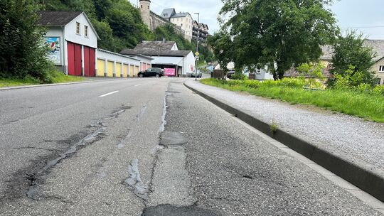 Die Fahrbahn der Wirzenborner Straße muss aus Sicherheitsgründen zumindest notdürftig repariert werden.