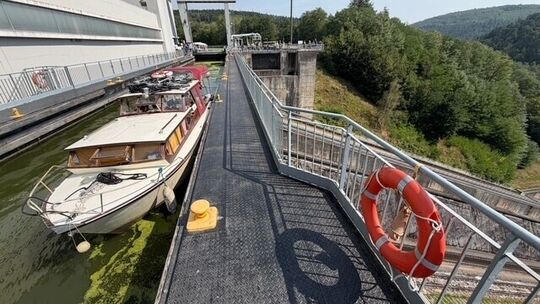 Hier sieht man das Boot im August 2026 im Schiffshebewerk Saint-Louis bei Arzviller am Canal de la Marne au Rhin – auf dem Weg v