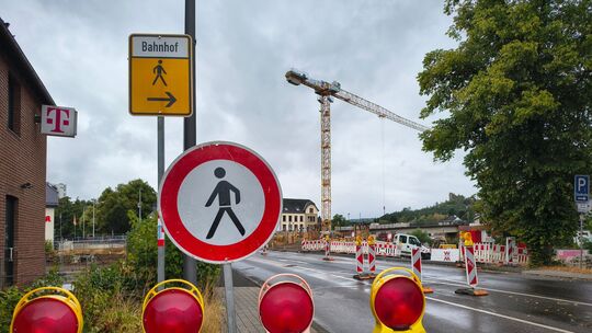 Absperrungen und Umleitungsschilder prägen das Gerolsteiner Stadtbild. Seit März 2026 wird die Hochbrücke neu gebaut. Die angren