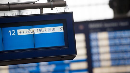 Auf einer Anzeigetafel im Bahnhof steht «Zug fällt aus» Auf einer Anzeigetafel im Bahnhof steht «Zug fällt aus»
