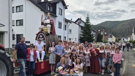 Die Truppe der KG Bunte Kuh beim Weinfest in Walporzheim. Die Truppe der KG Bunte Kuh beim Weinfest in Walporzheim.