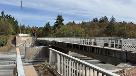 Nur noch die Eisenbahnüberführung ist geblieben, die Fußgänger- und Radfahrerbrücke über die A61 bei Boppard-Buchholz ist nun Ge