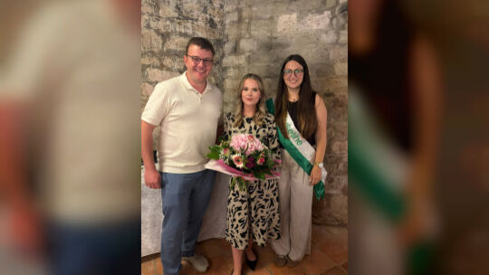 VG-Bürgermeister Philipp Gruber gratuliert Emelie Ehrgott (Mitte), die im Rahmen der Kuseler Messe als neue Kuseline Anna-Lena R