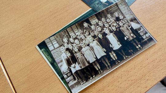 Das Foto zeigt die Klasse von Irmgard Loch. Gemeinsam mit Manfred Gniffke und Karl Heinz Witzler erinnert sich die Koblenzerin a