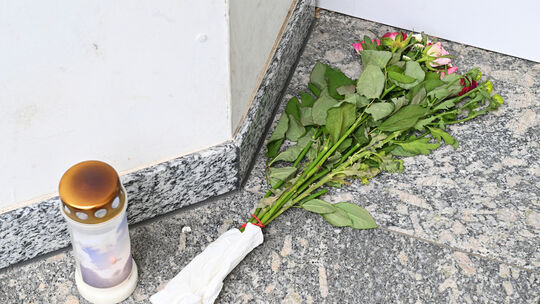 Am Tatort in Ahrweiler hat jemand Blumen abgelegt und ein Teelicht in Gedenken an die Verstorbenen aufgestellt.