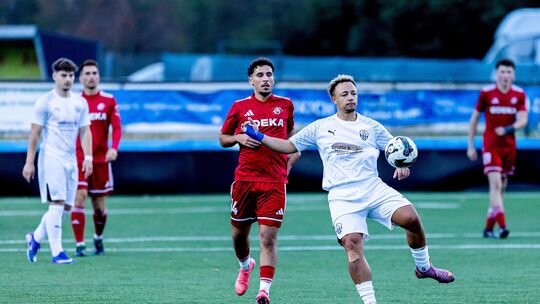 Auf Ahmed Cheriff Midjiyawa (in Weiß, am Ball) muss der FC Emmelshausen-Karbach II am Mittwoch (20 Uhr) in Gering-Kollig bei der