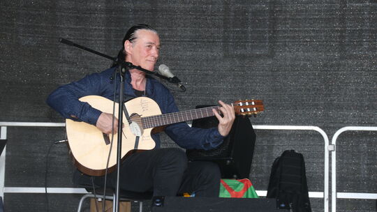Der charismatische Sinti-Gitarrist Lulo Reinhardt ist in vielen Ländern unterwegs und zeigt Flagge. Damit meint er auch seinen D