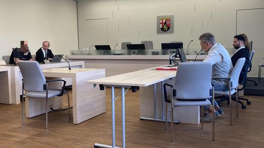 Eine angespannte Situation im Gerichtssaal während einer Beratungspause gegen einen 53-jährigen Erzieher (links) mit seinem Vert