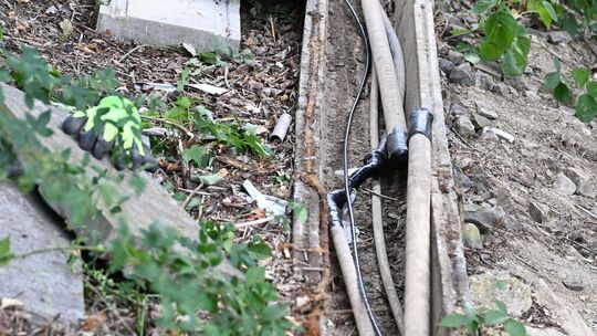 Mehrere Kabel nahe Bahngleise durchtrennt Mehrere Kabel nahe Bahngleise durchtrennt