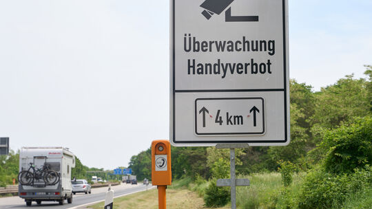 Der Einsatz von sogenannten Monocams, die Handysünder am Steuer erwischen können, muss per Schild angekündigt werden. An deren A