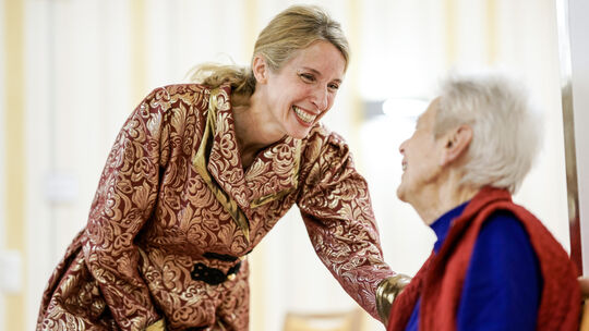 Für Julia von Maydell ist die persönliche Ansprache jeder und jedes einzelnen im Saal ein wichtiger Bestandteil ihrer Märchenstu