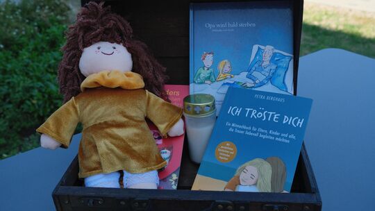 Trostengel Charly ist Teil des Trostkoffers des Vereins For You aus Winningen. Trostengel Charly ist Teil des Trostkoffers des Vereins For You aus Winningen.