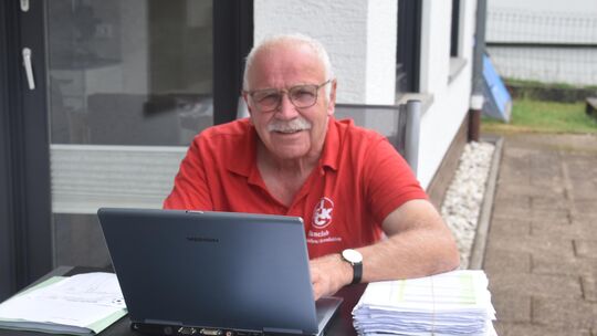 Gerhard Hehl pflegt die abgegebenen Tipps für das Tippspiel in eine Excel-Tabelle ein.