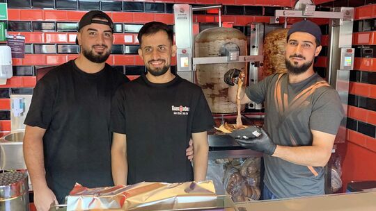 Das Team im Haus des Döners in Montabaur mit dem Geschäftsführer Azim Khaliqi (links) hat den ganzen Tag über alle Hände voll zu