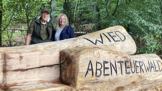 Die Eheleute Klaus und Claudia Koch, über ihre Stiftung Ideen- und Geldgeber für den Abenteuerwald in Wied, freuen sich darüber,