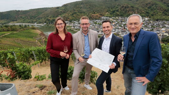 Nach der Unterzeichnung gönnten sich (von rechts) Winningens Bürgermeister Achim Reick, der Koblenzer OB David Langner, Landrat