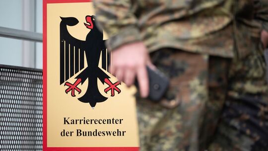 Zum 1. Januar 2026 wurde in Deutschland der Neue Wehrdienst eingeführt. Für viele junge Menschen ist die Armee damit wieder stär