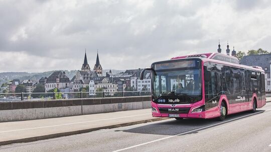 Ein Bus der Koblenzer Verkehrsbetriebe auf der Balduinbrücke.
