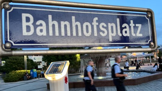 Zwei Polizisten gehen über den Bahnhofsplatz in Limburg. Hier wünscht sich die Limburger Politik mehr Präsenz.